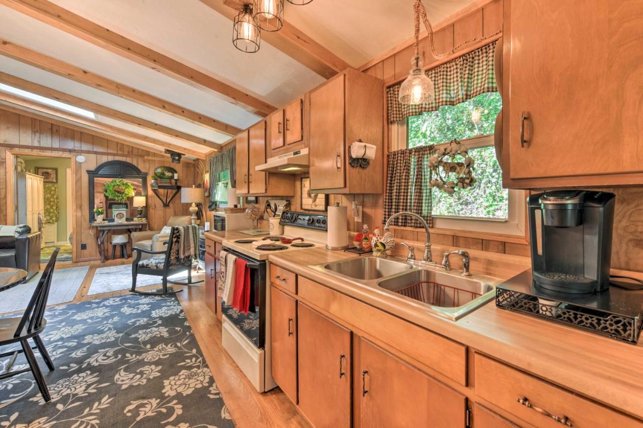 Tranquil Creekside Cottage With Deck And Lanai Франклин Экстерьер фото